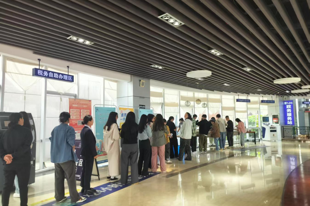 午间,办事群众、中心工作人员排队就餐(水城区政务服务中心 供图.png 午间,办事群众、中心工作人员排队就餐(水城区政务服务中心 供图.png